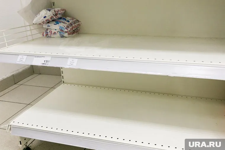 Из-за снегопада опустели полки в магазинах (архивное фото)