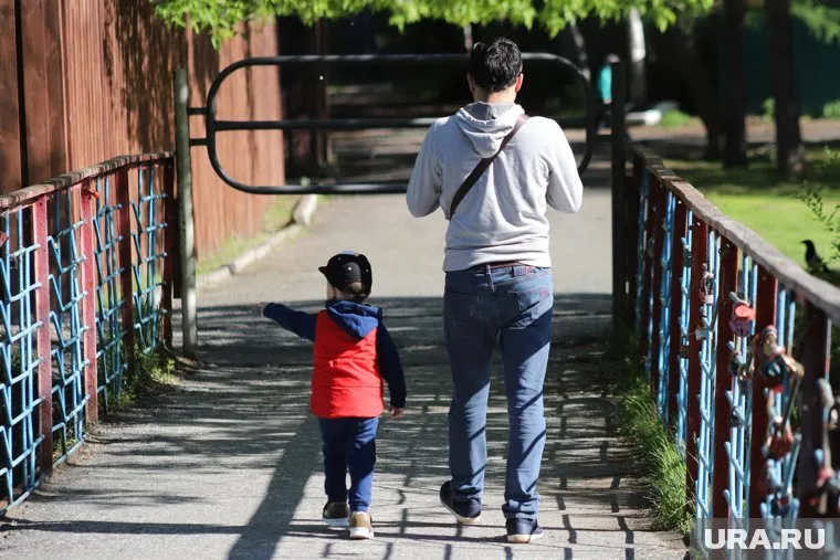 Выплату смогут получить отцы, воспитывающие детей без матери
