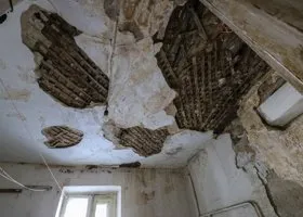 Жителей опасного дома в Перми временно расселят в гостиницы