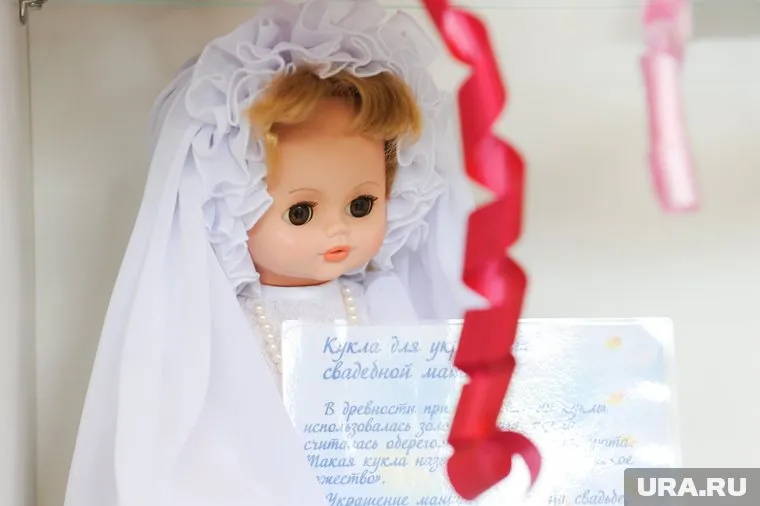 В Кургане мастер чистоты занимается ремонтом советских кукол