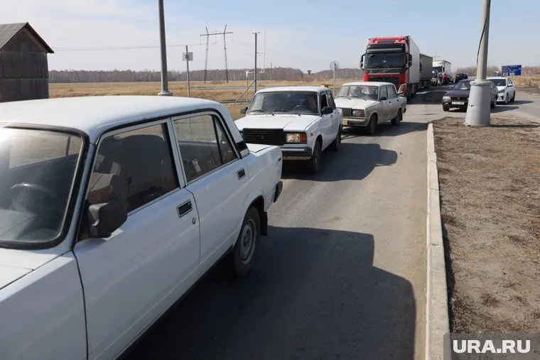 В Курганской области появилась очередь из машин на границе с Казахстаном