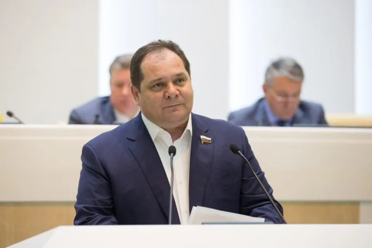 До назначения врио главы Коми Ростислав Гольдштейн возглавлял Еврейскую автономную область, а еще раньше был депутатом Госдумы и сенатором