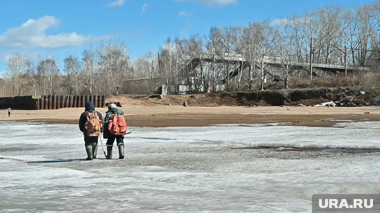 В Надымском районе людям запрещено выходить на лед до 30 ноября