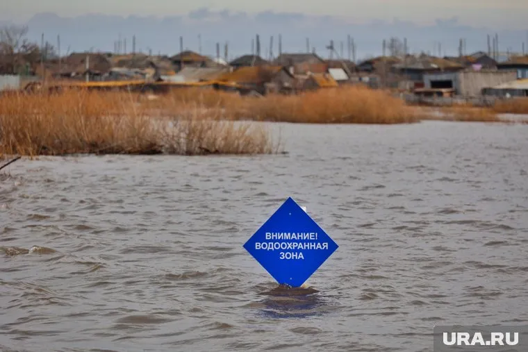 На фото — последствия наводнения в Курганской области