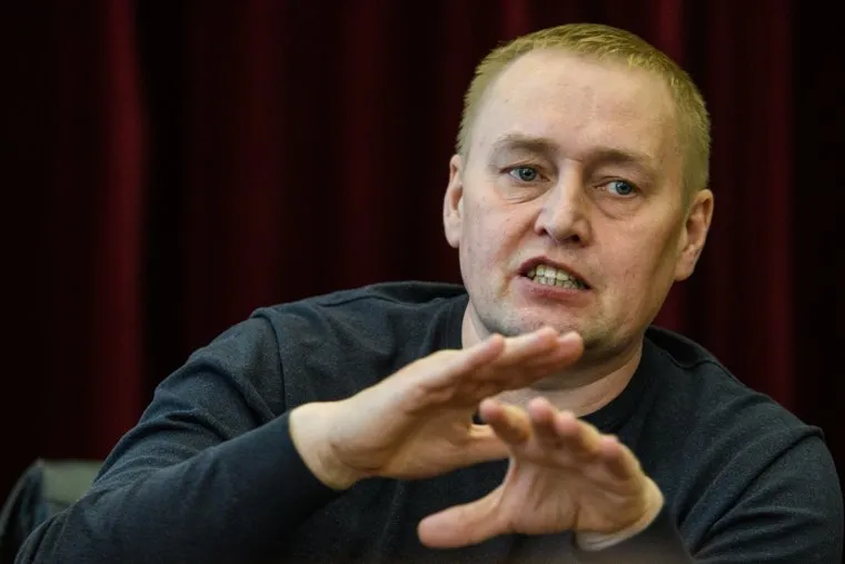 Шестой день протестов против строительства храма Св. Екатерины в сквере около драмтеатра - встреча Александра Высокинского с инициативной группой. Екатеринбург