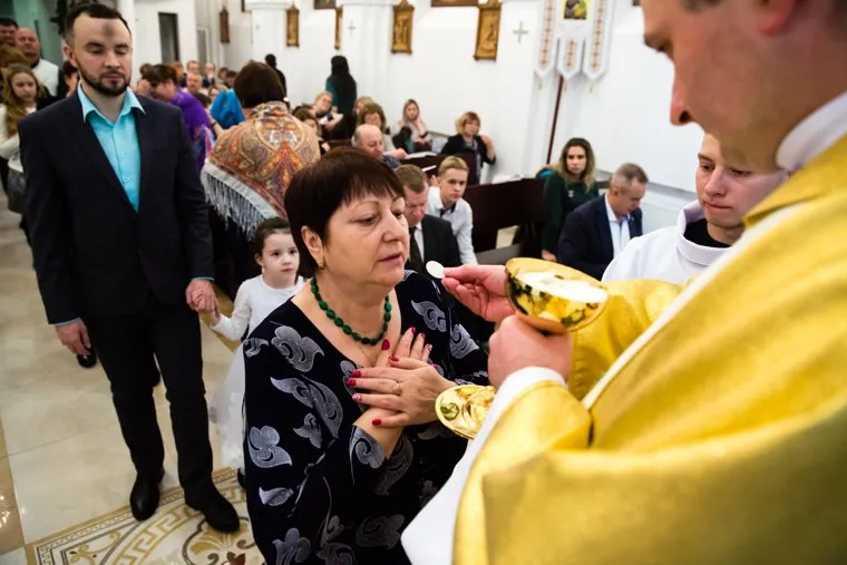 Рождество Христово в Римско-католическом приходе Святого Иосифа Труженика. Сургут, обряд, католики, религия, облатка