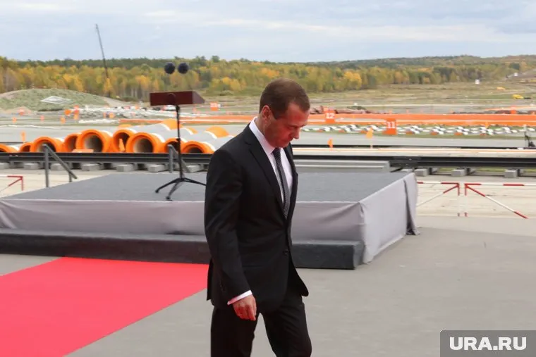 Дмитрий Медведев явно не хочет ассоциироваться у россиян с чем-то плохим, говорят эксперты