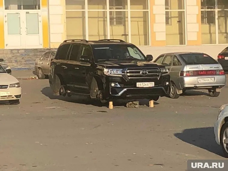 Джип остался без колес на стоянке в центре города