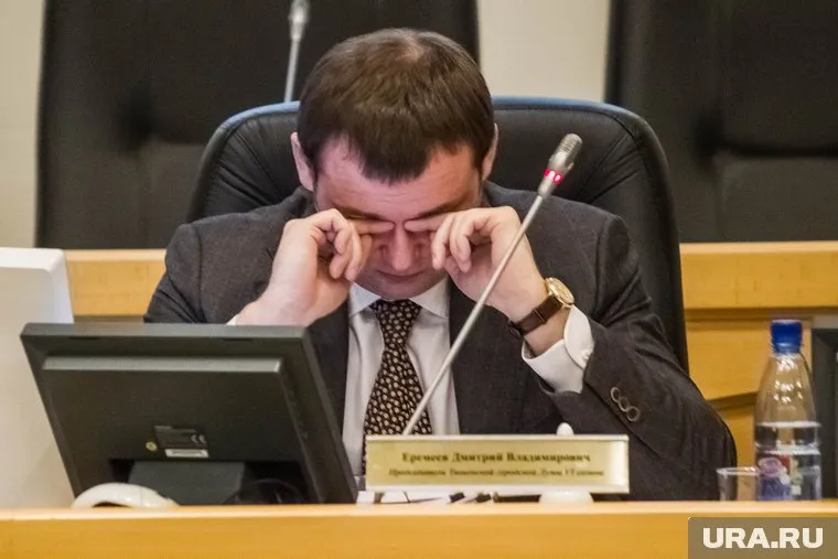 Спикер Дмитрий Еремеев не сразу заметил отсутствие кворума - кто-то из депутатов ушел, оставив свою карту в аппарате