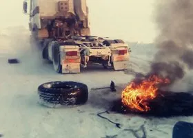 Под Ноябрьском из-за мороза застряли десятки фур