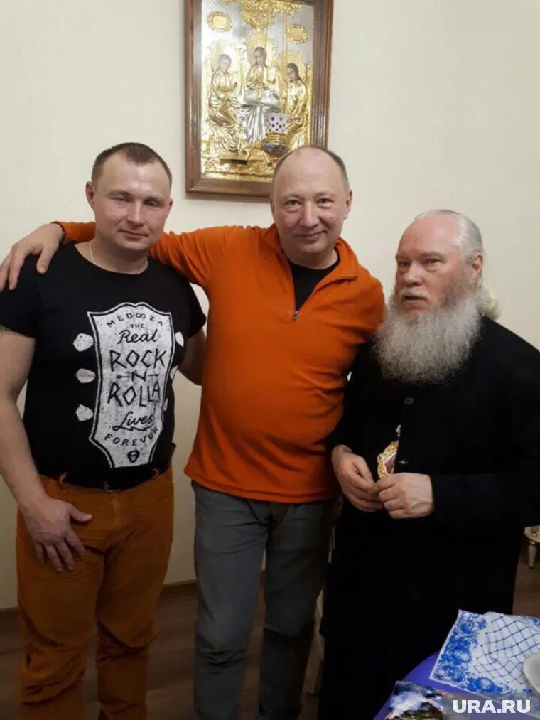 Юрий Гальцев (в центре) с сыном Михаилом (слева) и курганским митрополитом Иосифом