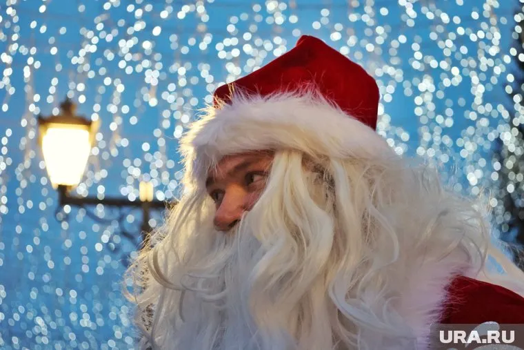 Так Воронов и его команда помогают Деду Морозу творить волшебство для юных новоуренгойцев (архивное фото)