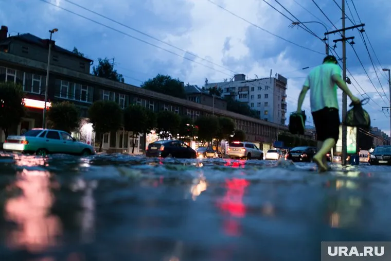 В Екатеринбурге некоторые машины получили гидроудар из-за сильного ливня