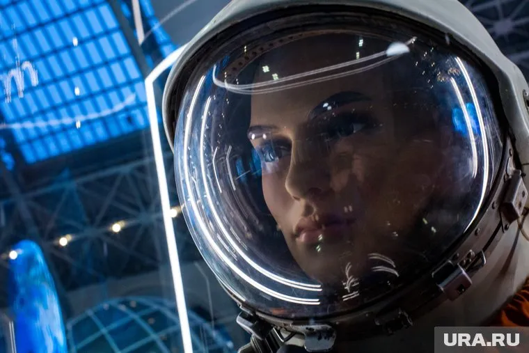 Скафандр защищает астронавта от ультрафиолета и поддерживает необходимое давление