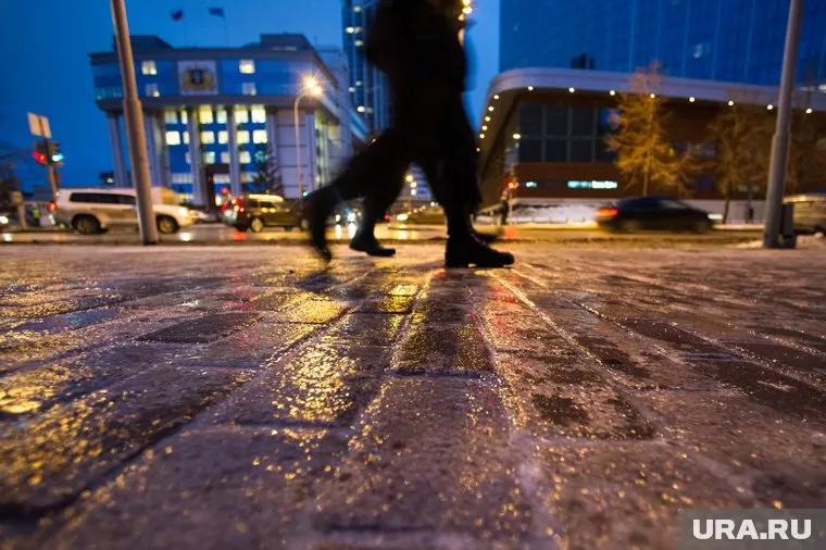 Гололед в этот зимний сезон не посыпали щебнем даже в знаковых местах Екатеринбурга