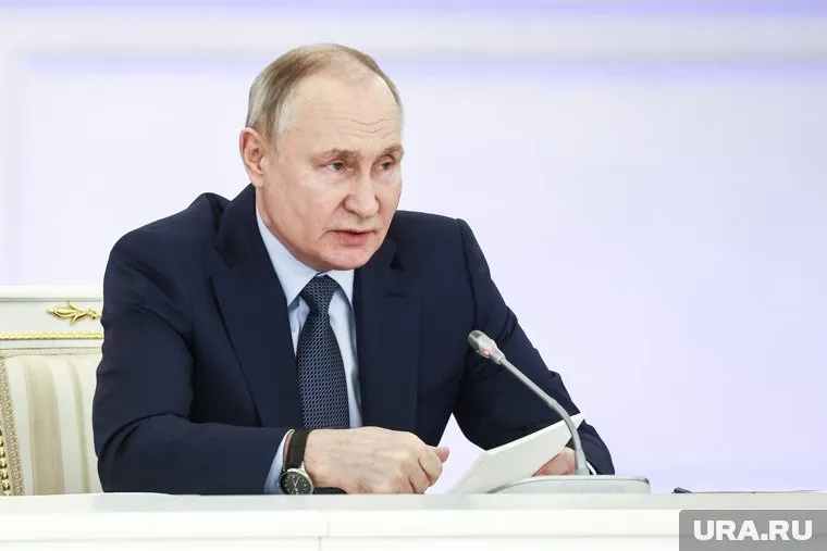 Владимир Путин поздравил командующих группировками войск по телефону