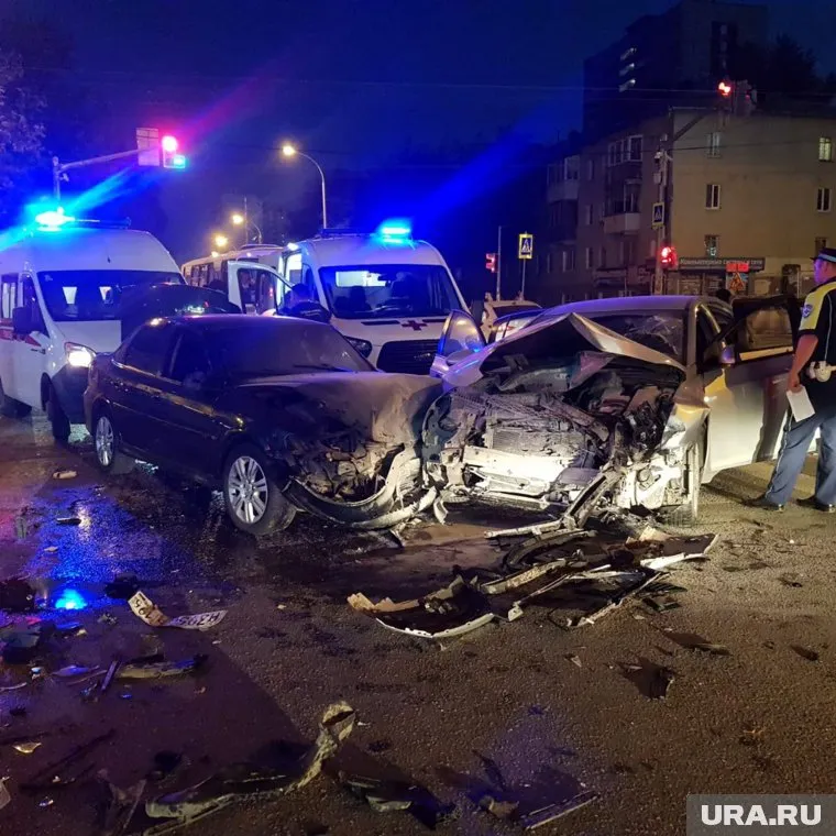 Две иномарки попали в жесткое ДТП в Екатеринбурге