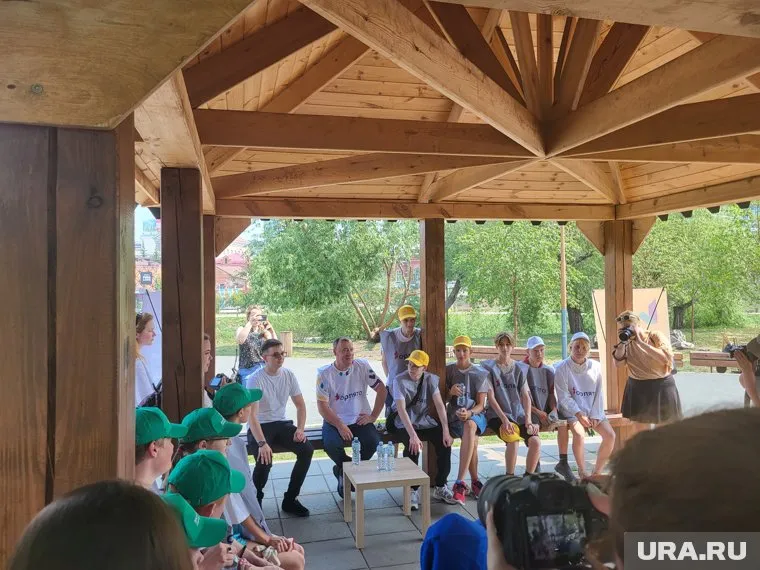 После уборки Алексей Орлов пообщался с отрядом