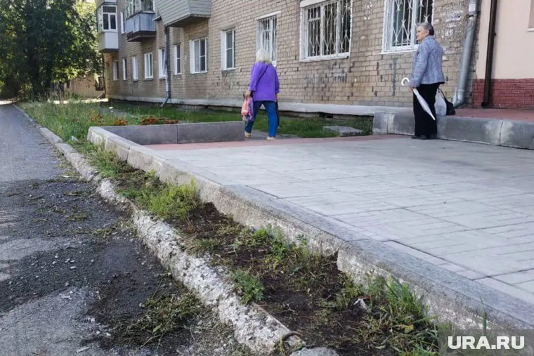 Газон просто срезали косой