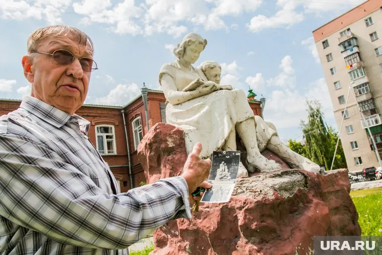 Сын скульптора Анатолия Козырева требует восстановить памятник читающим девушкам