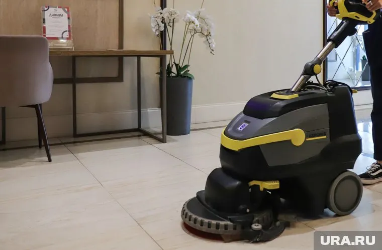 В отделении курганской «Единой России» уборщиц заменили на робота-пылесоса