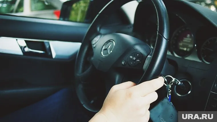 Водитель на Mercedes гнал по выделенной полосе