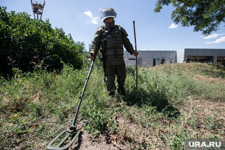 Часть сброшенных кассетных бомб разрываются не сразу, отметил Юрий Чмутин
