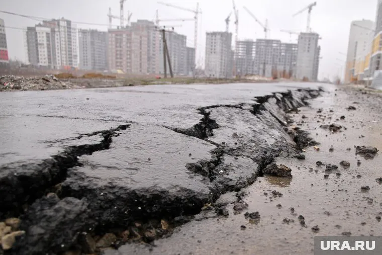 По одной из версий в голову парню прилетело куском асфальта