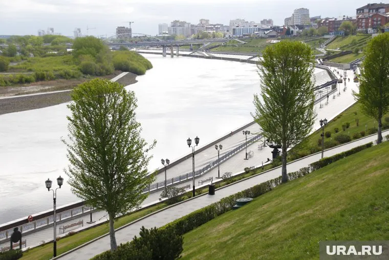 Рыболов поймал карася в реке Туре