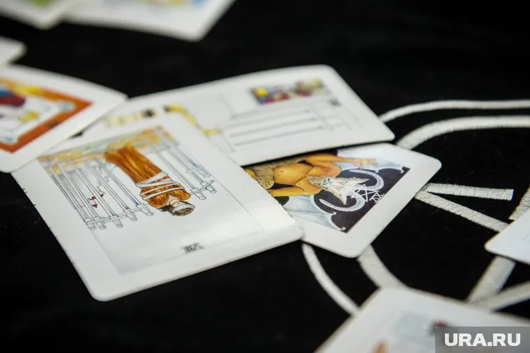 Тюменки спрашивают у карт, сколько денег вложат в них кавалеры