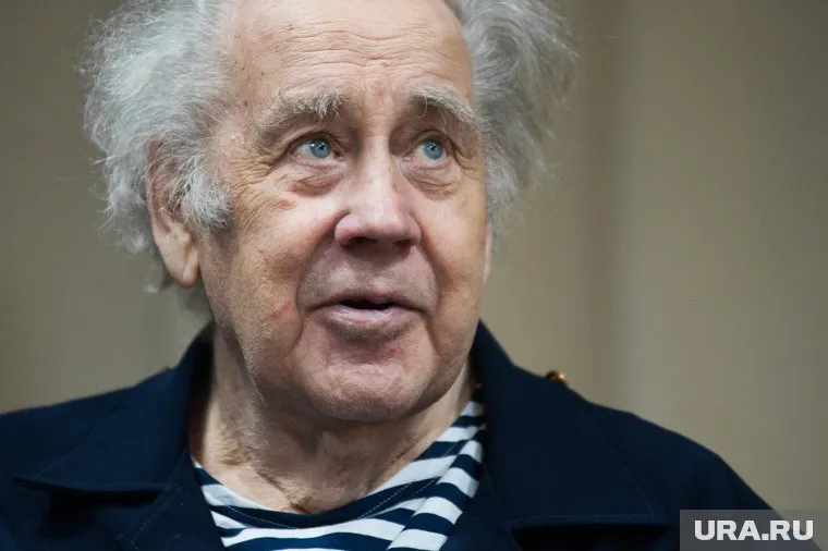 Владислав Крапивин попал в больницу с пневмонией