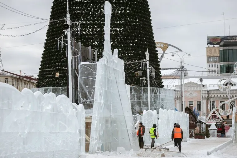 Обрушение части скульптуры в ледовом городке. Екатеринбург