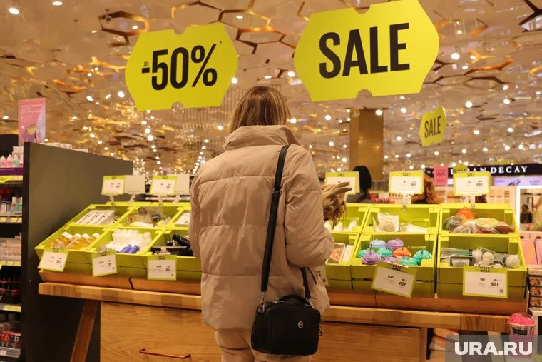 Человек имеет полное право требовать продать ему товар именно по цене, указанной на ценнике