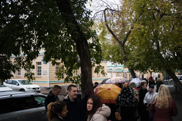 Угроза минирования Резиденции губернатора Свердловской области. Екатеринбург, эвакуация, толпа, люди, резиденция губернатора СО