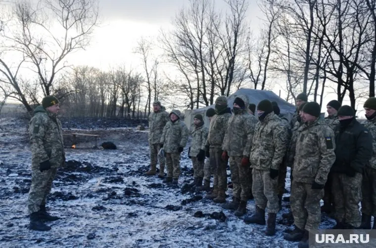 Колоссальные потери украинской армии в Бахмуте деморализуют солдат, передает The Wall Street Journal