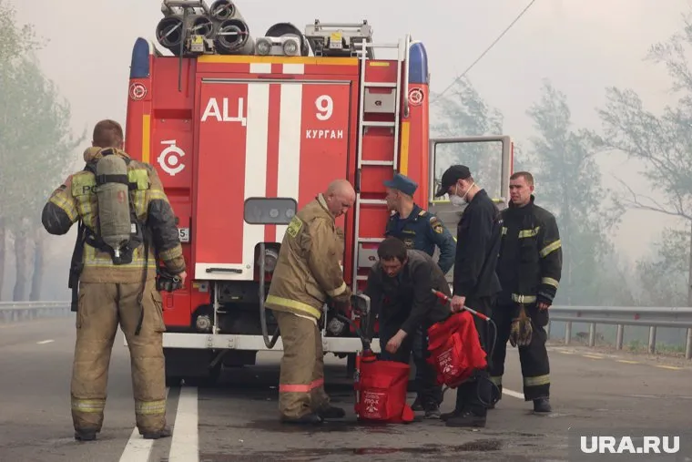 На месте пожара работают пять единиц техники