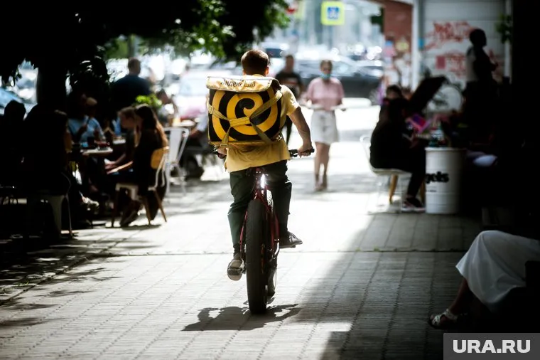 Пермский курьер «Яндекс.Еды» повредил чужой автомобиль во время доставки заказа