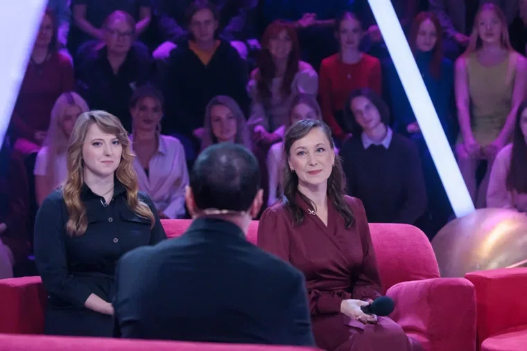 Мама Елена и дочь Вселена из Тюмени представили клин на свою песню «На работу»