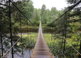 Пещера древнего человека и «целующиеся» скалы: что посмотреть в свердловском парке «Оленьи ручьи»