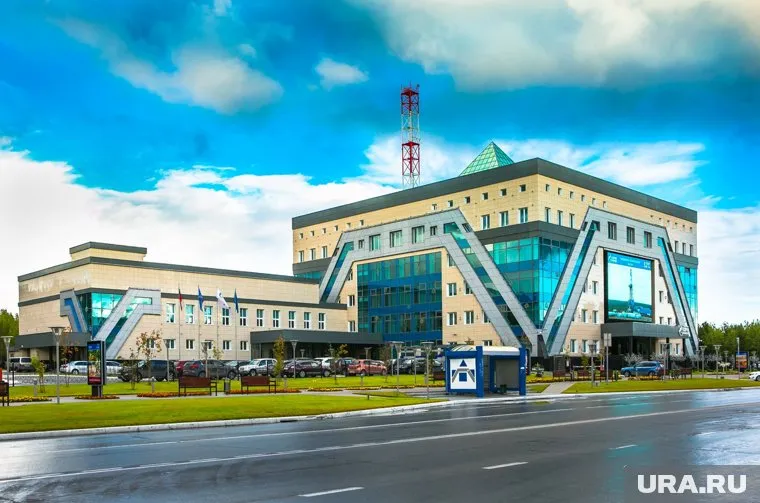 Болельщики Ноябрьска попросили трансляцию на самом большом в городе экране на фасаде «Газпрома»