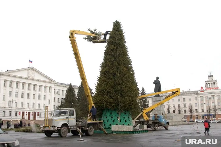 Власти Ноябрьска объяснили необычную форму новогодней ели в городе