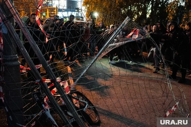 14 мая активисты вели себя жестче, но им уже противостояли силовики, а не охранники