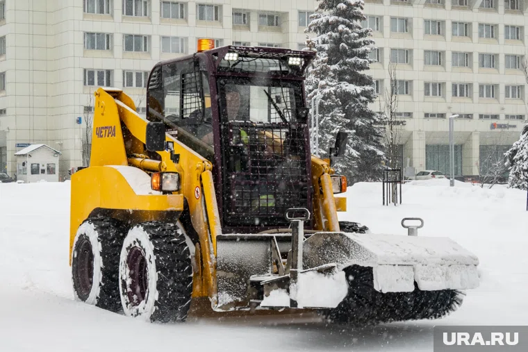 На ключевые трассы области вышли снегоуборочные машины