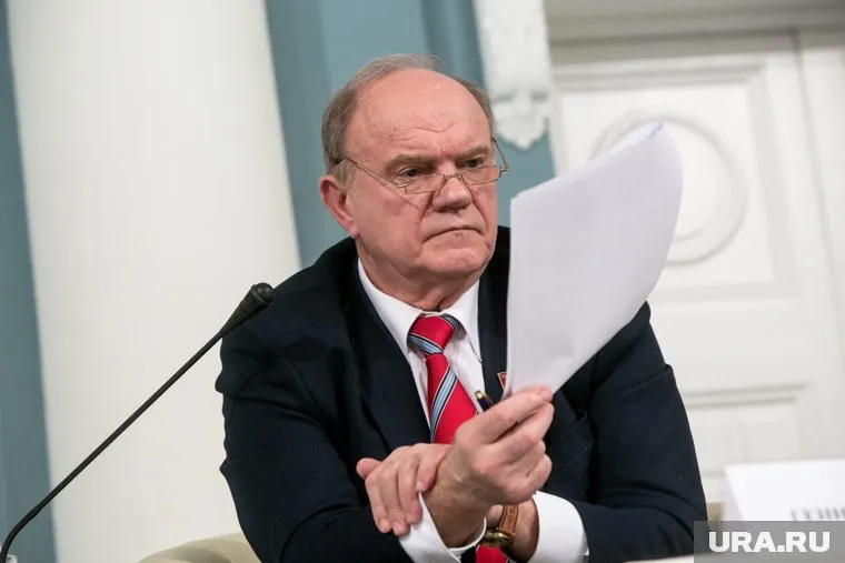 Зюганов выступил на 18-м съезде КПРФ