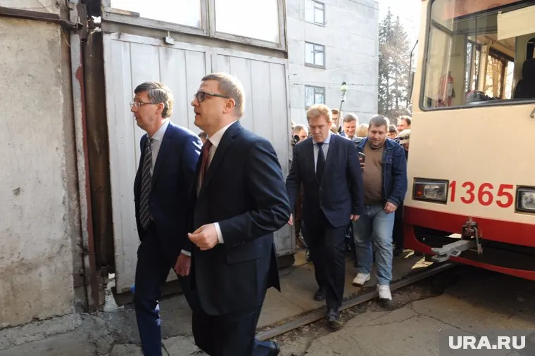 Александр Павлюченко (слева) повел губернатора по своим владениям