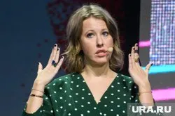 Stolda porno tomosha qiling Rus ayolining erotik fotosessiyasi