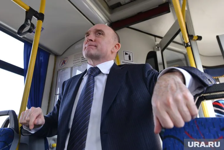 Сев на место, губернатор демонстративно защелкнул ремень безопасности