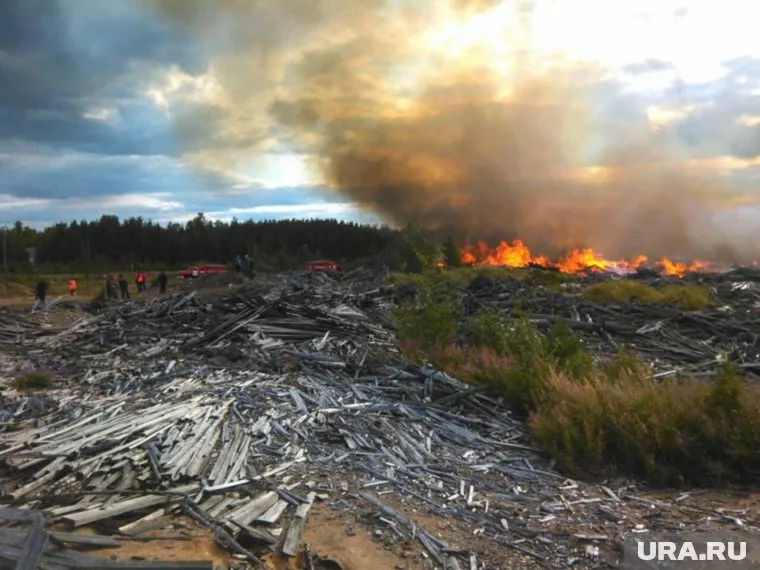 Пожар на свалке возле п. Таежный тушили несколько дней