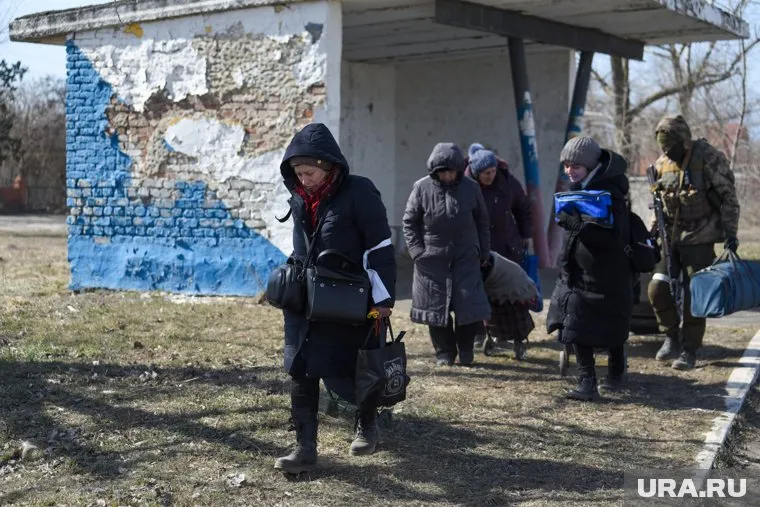 В Мариуполе волонтеры оказывали гуманитарную помощь населению (архивное фото)