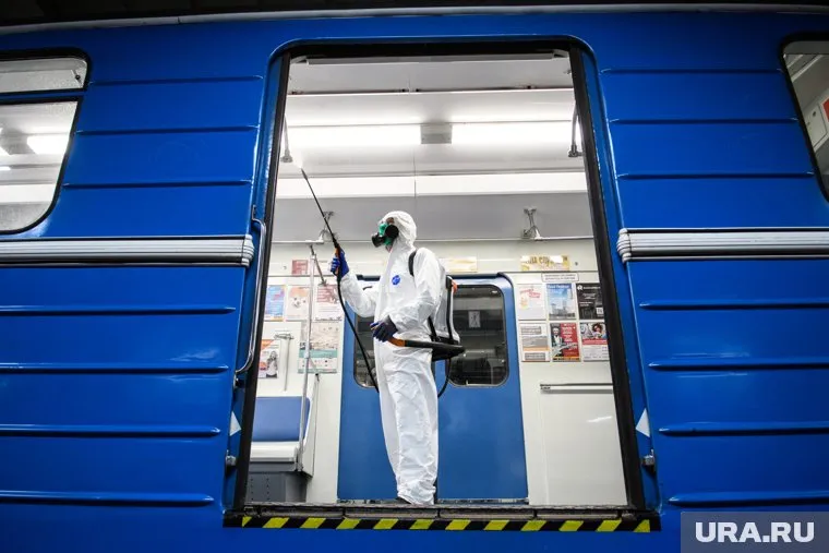 Общественный транспорт дезинфицируют во время пандемии